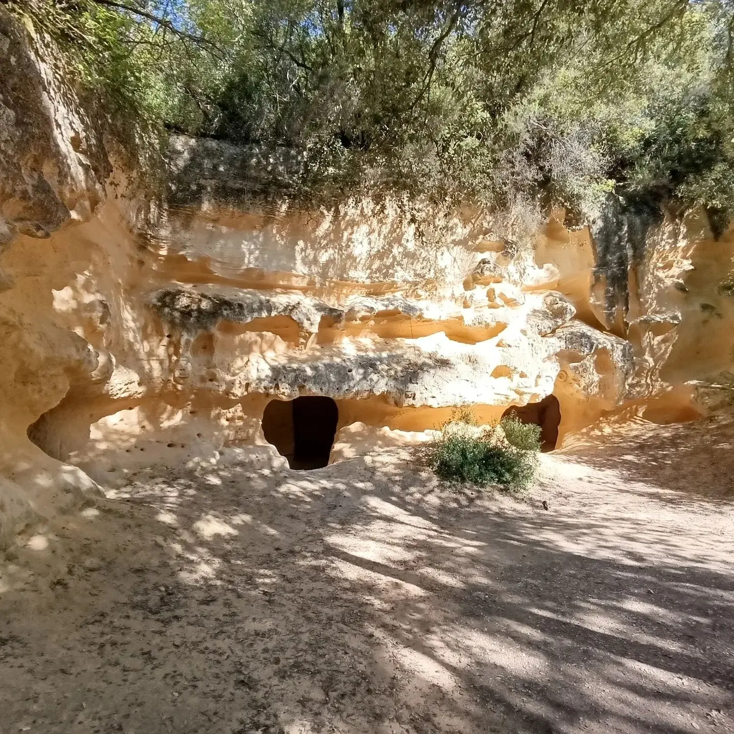 Esterno grotte gialle Esterno grotte gialle